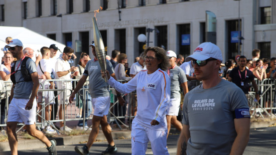 "Enfin on la voit !" : la flamme paralympique fait des heureux sur la place Bellecour à Lyon (PHOTOS)