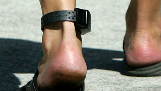 Près de Lyon : le voleur sonnait aux portiques des magasins et rejettait la faute sur son bracelet électronique Près de Lyon : le voleur sonnait aux portiques des magasins et rejettait la faute sur son bracelet électronique