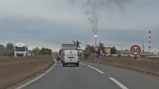 Une épaisse fumée noire visible au sud de Lyon : les torches de la raffinerie de Feyzin activées