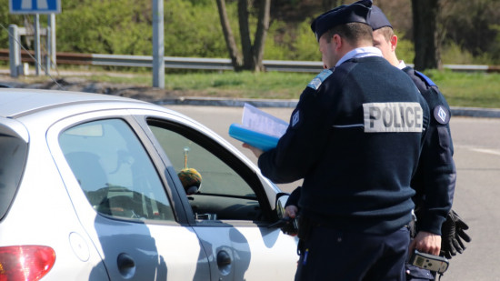 Lyon : 1 kilo de cannabis et 3000 euros dans sa voiture, elle explique aux juges qu'elle n'était pas au courant Lyon : 1 kilo de cannabis et 3000 euros dans sa voiture, elle explique aux juges qu'elle n'était pas au courant