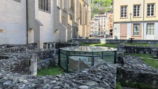 Vieux Lyon : quatre adolescents vandalisent le jardin archéologique de la Cathédrale Saint-Jean