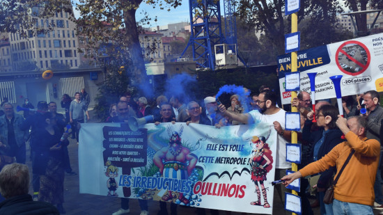 “On veut être entendus”, une centaine de personnes rassemblées devant la Métropole de Lyon  