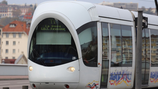 Villeurbanne : une jeune femme percutée par le tramway T1
