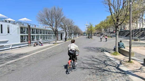 Conflits d'usages sur le quai Claude Bernard à Lyon : "une autoroute cyclable où jamais un cycliste ne s'arrête"