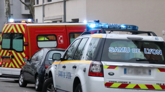 Près de Lyon : un motard décède après une collision avec une voiture