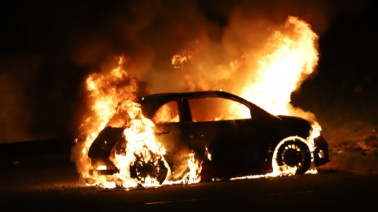 Près de Lyon : un véhicule incendié en pleine nuit dans un champ Près de Lyon : un véhicule incendié en pleine nuit dans un champ