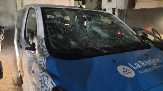 Violence en Coupe de France à Lyon : le minibus du FC Colombier-Satolas caillassé Violence en Coupe de France à Lyon : le minibus du FC Colombier-Satolas caillassé