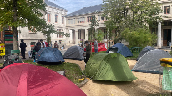 Les sans-facs investissent la cour de Lyon 2 et appellent à un rassemblement Les sans-facs investissent la cour de Lyon 2 et appellent à un rassemblement