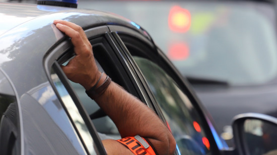 Lyon : un sexagénaire met le feu à son appartement, les policiers forcent sa porte pour le sauver Lyon : un sexagénaire met le feu à son appartement, les policiers forcent sa porte pour le sauver