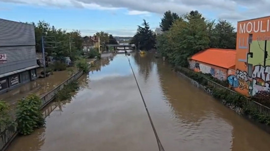 Intempéries au sud de Lyon : le long pompage de l'A47 a débuté, pas de date de réouverture Intempéries au sud de Lyon : le long pompage de l'A47 a débuté, pas de date de réouverture
