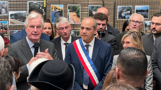 Michel Barnier rencontre les commerçants sinistrés de Givors : "Regardez ma tête, j'en peux plus"