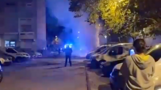 Vénissieux : cinq voitures incendiées aux Minguettes, un possible lien avec la mort d'un jeune de 24 ans Vénissieux : cinq voitures incendiées aux Minguettes, un possible lien avec la mort d'un jeune de 24 ans