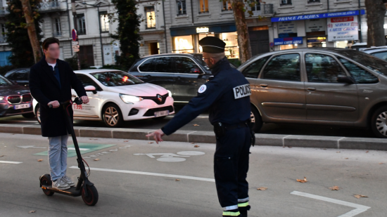 Utilisation du téléphone, écouteurs, absence de phares… Des dizaines d’usagers de modes doux contrôlés à Lyon