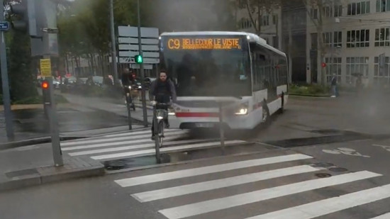 Lyon : un grave accident bus-vélo évité de justesse Lyon : un grave accident bus-vélo évité de justesse