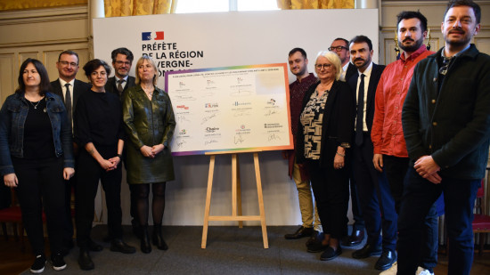 Signature du Plan 2024-2026 contre les discriminations anti-LGBTI+ à Lyon : "Où que tu sois, nous t’aiderons"