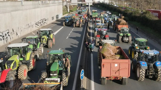 Agriculteurs en colère : les panneaux des communes arrachés pour être déposés aux pieds des députés à Lyon