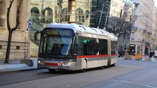 Villeurbanne : le bus pile à cause d'une voiture, 10 passagers blessés