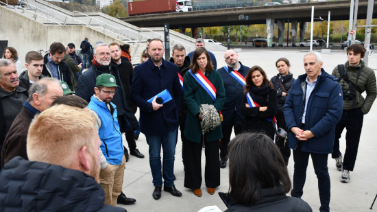 Les agriculteurs en colère face aux élus du Rhône : “Ce sont nos territoires qui sont en danger”