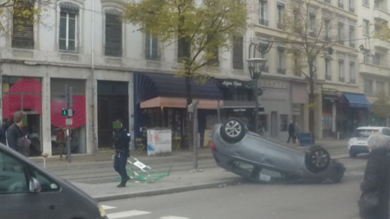Lyon : une voiture termine sur le toit avenue Berthelot