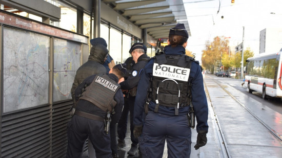 Lyon : six interpellations sur le marché des Etats-Unis, de la drogue et des armes saisies 
