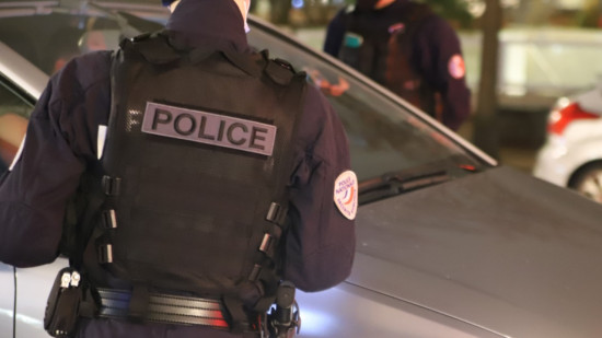 Près de Lyon : âgé de 15 ans, il est arrêté au volant d’une Clio avec deux armes chargées