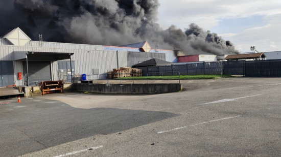 Incendie dévastateur à Anse : intervention compliquée à cause du vent, le feu éteint Incendie dévastateur à Anse : intervention compliquée à cause du vent, le feu éteint