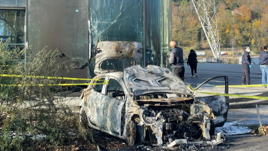 Lyon : une voiture-bélier incendiée contre un bâtiment