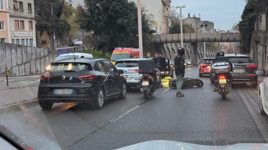 Caluire : un accident entre un scooter et une voiture fait un blessé léger Caluire : un accident entre un scooter et une voiture fait un blessé léger