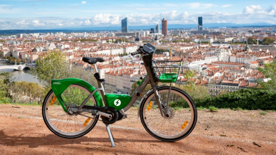 Lyon : le nouveau Vélo'v électrique (vert) sera déployé en une seule nuit