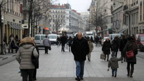 Lyon : action anti-Black Friday en centre-ville, des boules puantes jetées dans les magasins