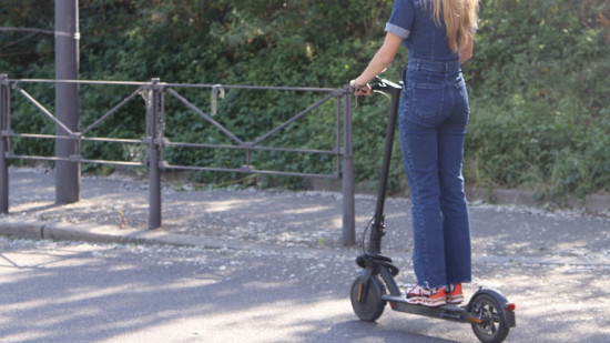 Villefranche-sur-Saône : une jeune femme à trottinette tourne sans regarder et se fait renverser