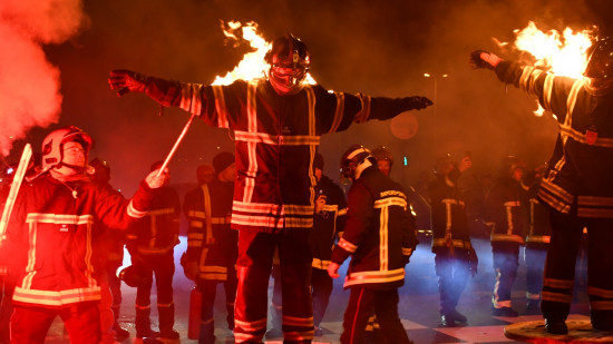 Lyon : les pompiers en colère manifestent pour le coup d'envoi de la Fête des Lumières