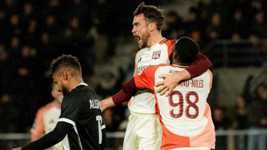 L'OL l'emporte à Angers et lorgne sur le podium