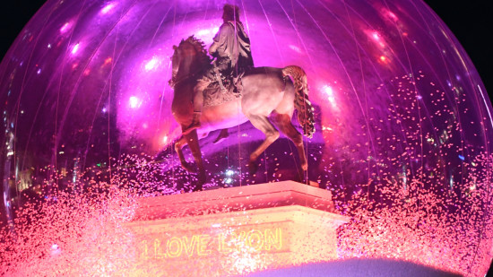 Fête des Lumières à Lyon : la boule à neige géante de la place Bellecour récompensée