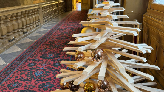 Sapin de Noël en bois à l'Hôtel de Ville de Lyon : la droite a les boules