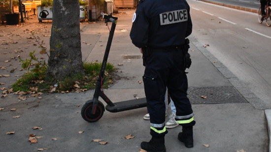 Cycliste poignardé à Lyon : les agresseurs à trottinette toujours activement recherchés Cycliste poignardé à Lyon : les agresseurs à trottinette toujours activement recherchés