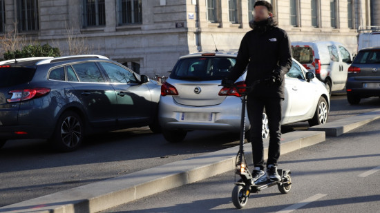 Villeurbanne : il renverse une femme avec sa trottinette puis lui vole sa voiture