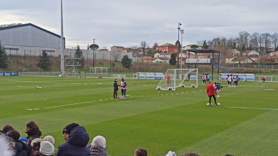 Près d'un millier de personnes assistent à l'entrainement de l'OL