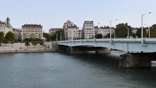 Lyon : un homme meurt noyé après une chute dans le Rhône à la Guillotière