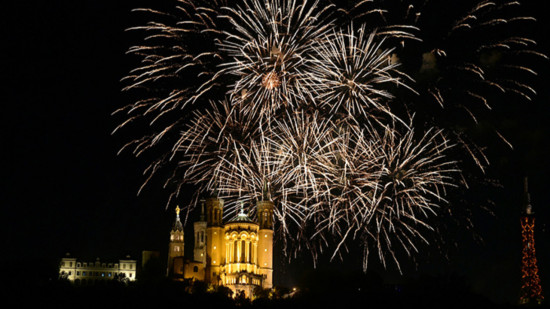 Pour faire des économies, le maire de Lyon pourrait annuler le feu d'artifice du 14 juillet