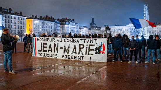 Lyon : les identitaires rendent hommage à Jean-Marie Le Pen place Bellecour