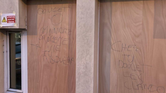 "Au moindre problème, ta vie tu risqueras" : Grégory Doucet menacé dans des tags sur le futur centre d'hébergement de migrants à Lyon