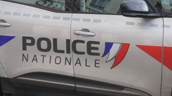 Vénissieux : des stupéfiants, une arme et plus de 10 000 euros saisis dans un appartement des Minguettes