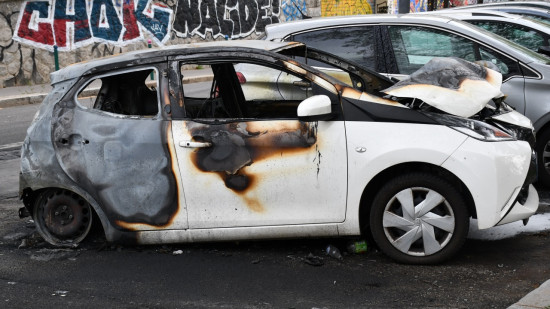 Près de Lyon : des dizaines de voitures brûlées dans une concession automobile