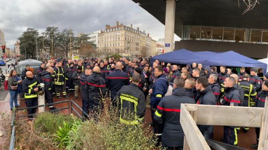 "En sur-régime depuis des années" : mobilisation des pompiers  devant la Métropole de Lyon