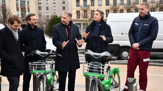 Les nouveaux Vélo'v électriques déployés cette nuit à Lyon : "Je sais qu’il va avoir un succès fou"