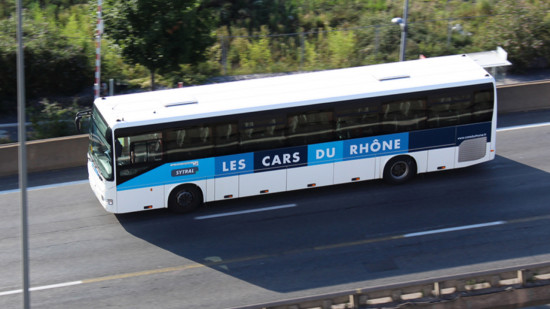 Près de Lyon : un car tombe dans une fosse et finit sur le toit, intervention massive des secours