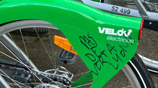 Lyon : les nouveaux Vélo’v déjà tagués, la couleur verte ne fait pas l'unanimité