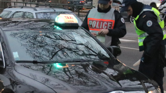 Un faux taxi pris en flagrant délit à Lyon : conduite sans permis et à contresens