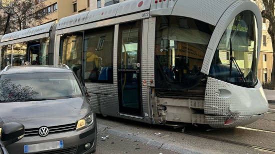 Accident à Bron : une voiture percutée par le tramway T5
